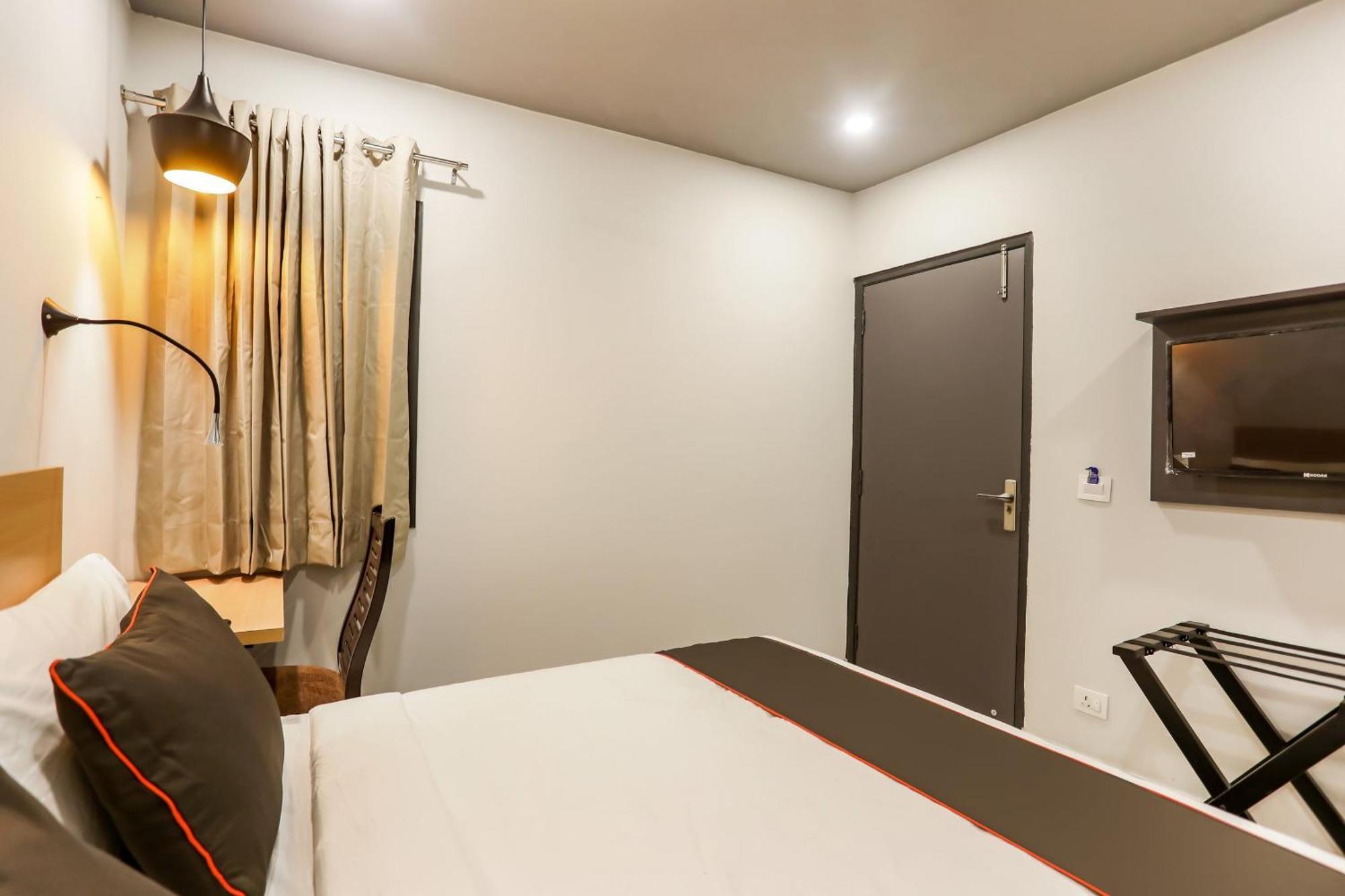Super Collection O Le Noida Hotel Near Sector 76 Metro Station Exterior foto