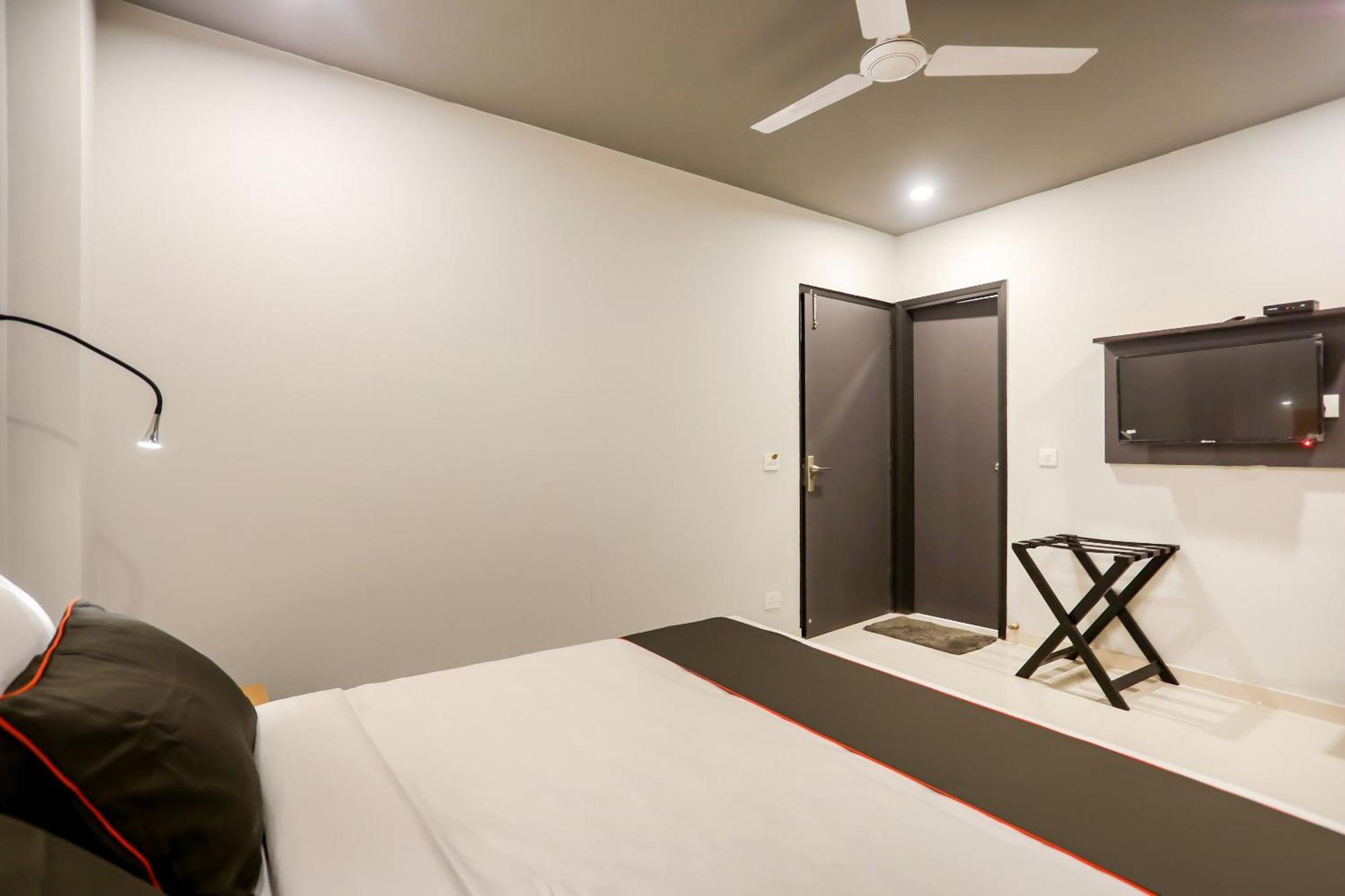 Super Collection O Le Noida Hotel Near Sector 76 Metro Station Exterior foto