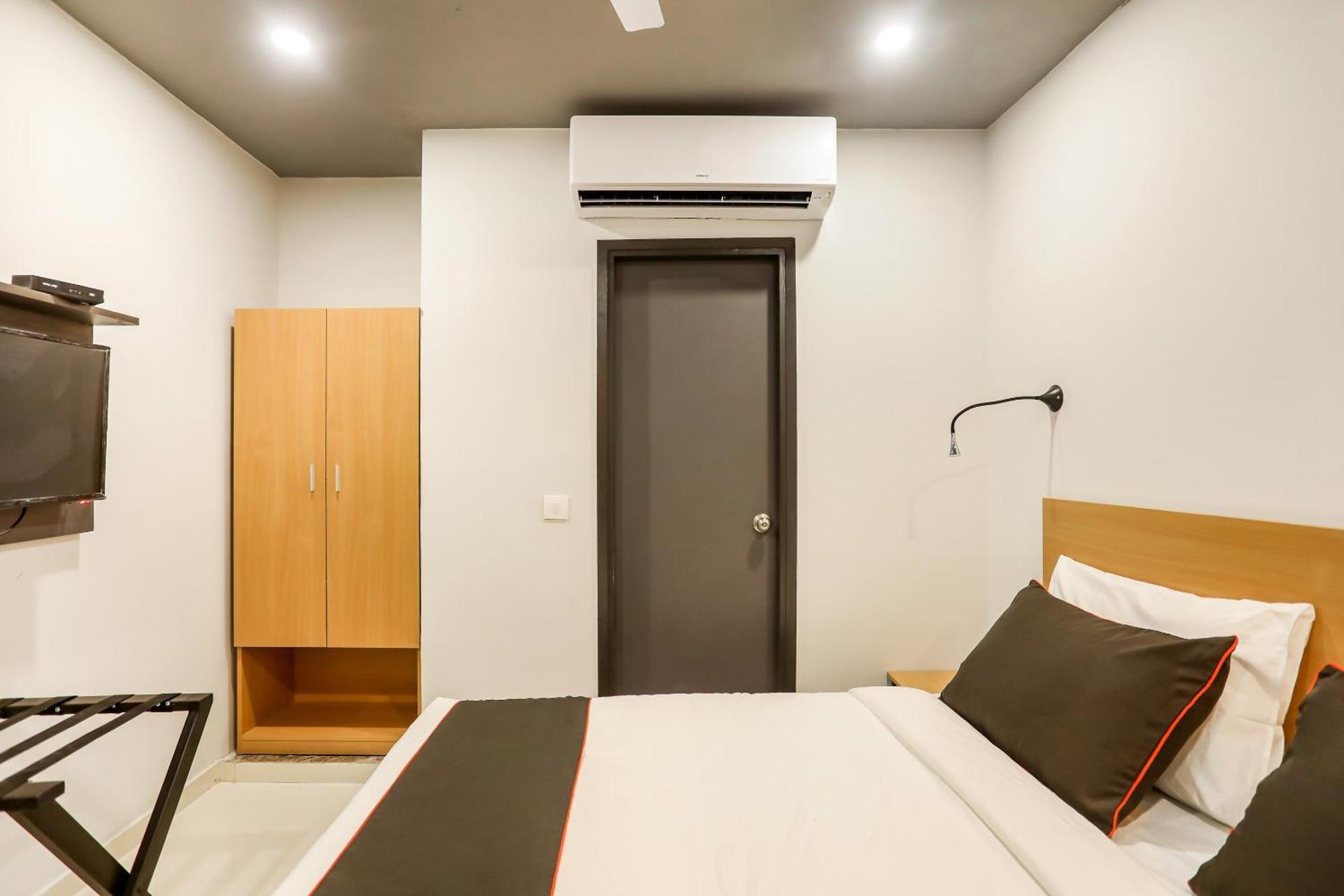Super Collection O Le Noida Hotel Near Sector 76 Metro Station Exterior foto