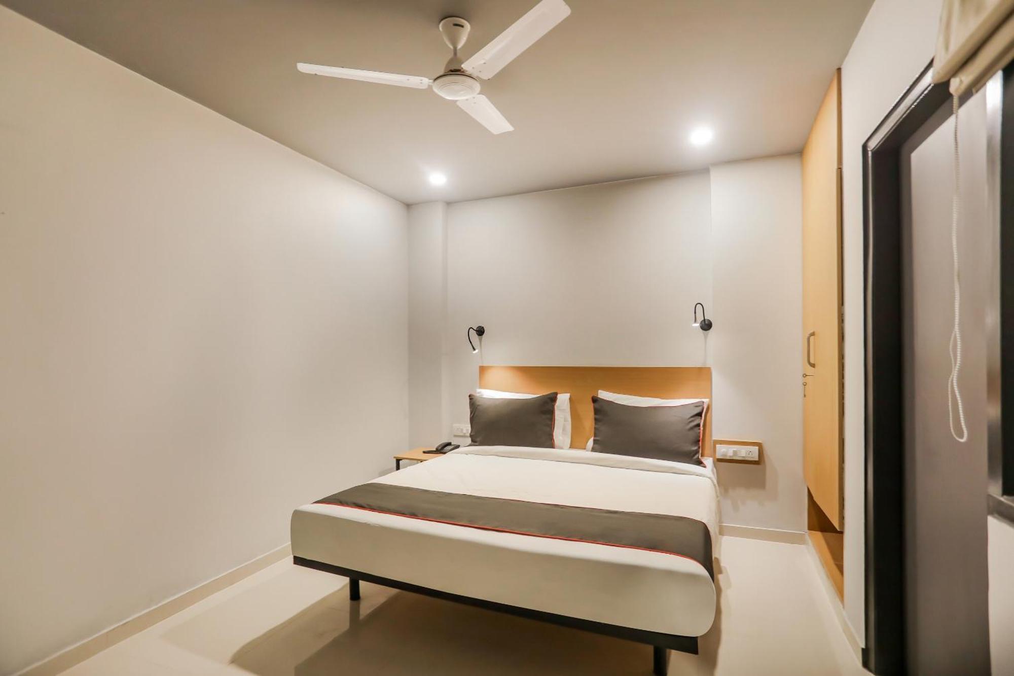 Super Collection O Le Noida Hotel Near Sector 76 Metro Station Exterior foto